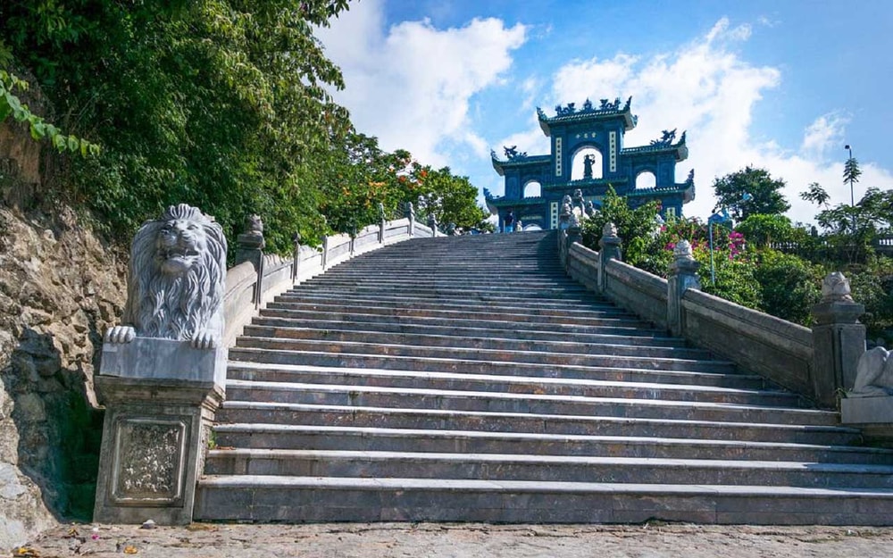 Du khách đến đây có thể dạo bước trên những bậc thang đá